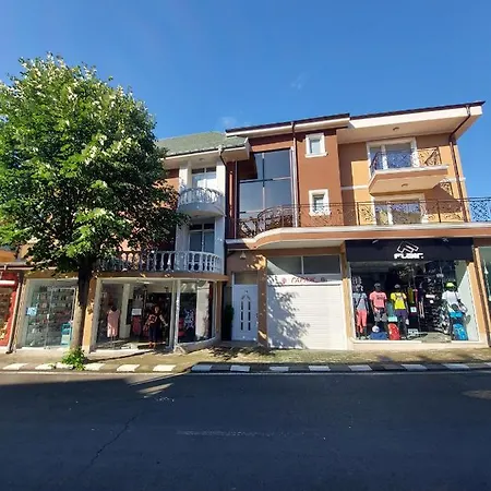 Guest house Rona - Free Parking And Sea View 3*